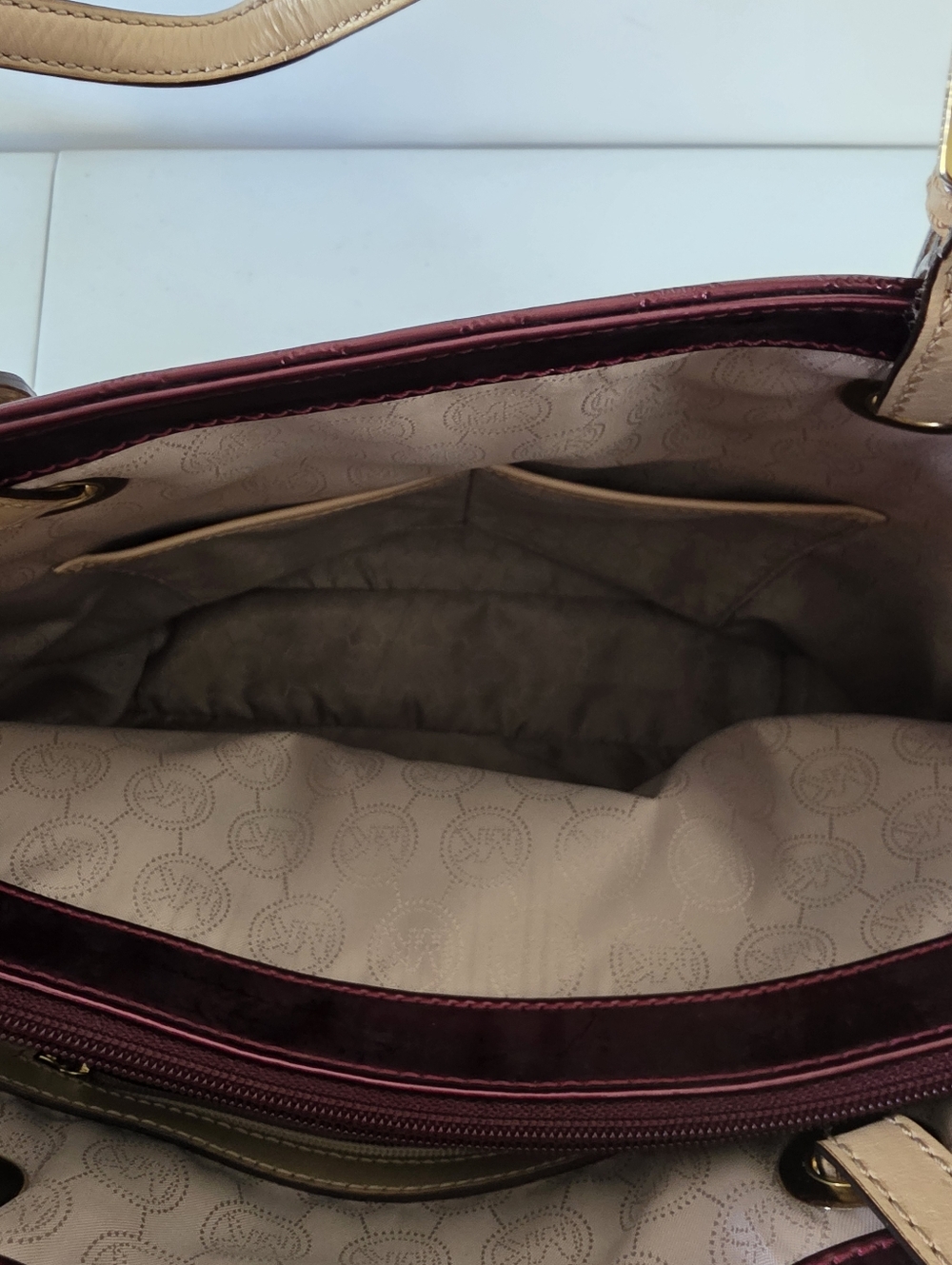 Michael Kors Jet Set East West Signature Bordeaux Patent Leather Tote Roomy - Picture 9 of 16